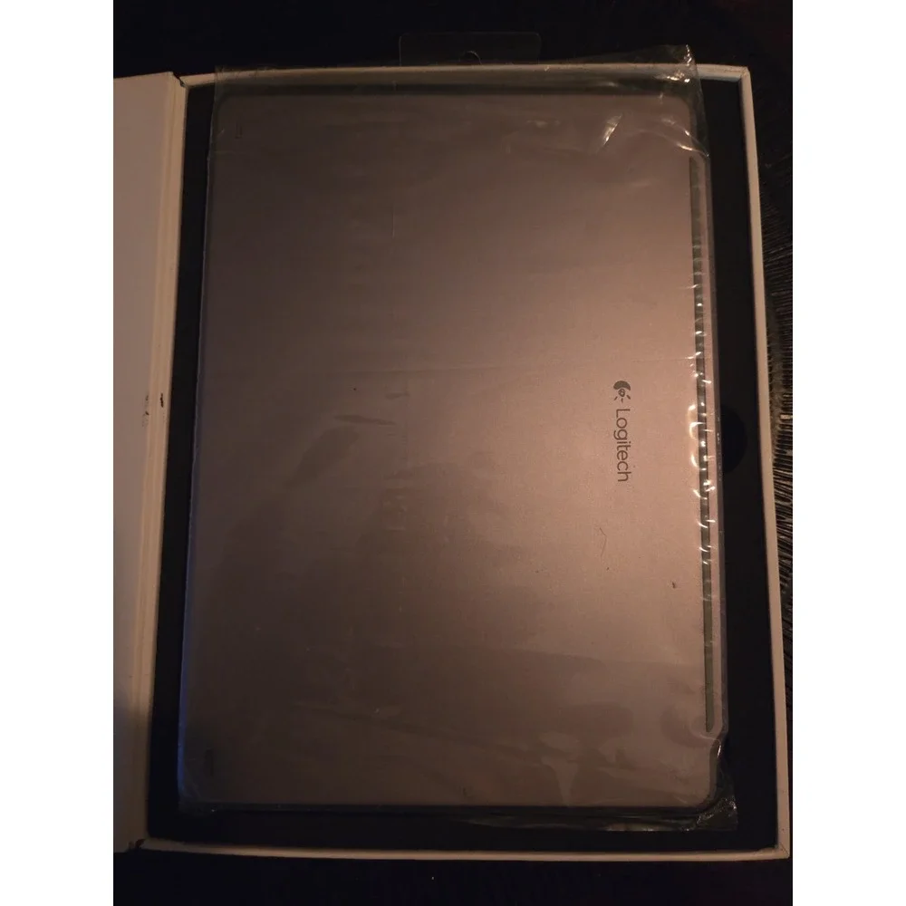 Logitech Magnetic Clip-On Ultra-thin Bluetooth Keyboard Case iPad Air Space Grey